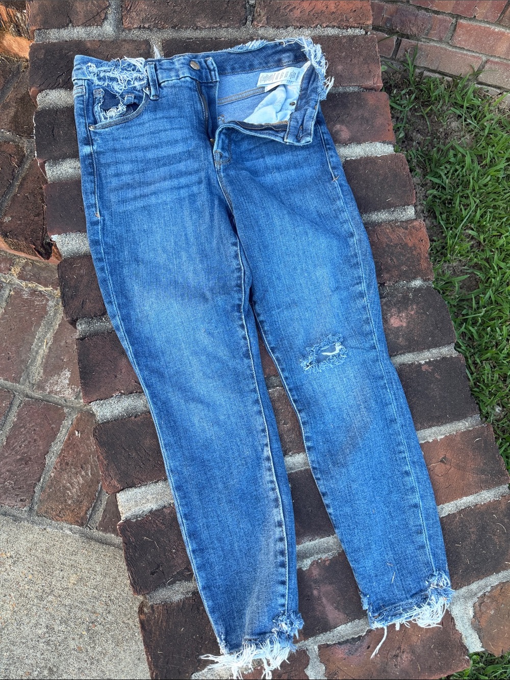 Good American high rise cropped distressed blue jeans size 8/29 - Picture 7 of 9